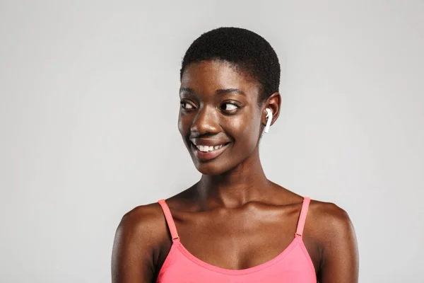 Imagen Una Deportista Afroamericana Usando Auriculares Inalámbricos Sonriendo Aislada Sobre —  Fotos de Stock