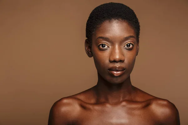 Schönheitsporträt Einer Attraktiven Jungen Halbnackten Afrikanerin Mit Kurzen Schwarzen Haaren — Stockfoto