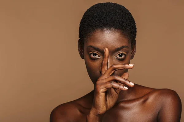 Ομορφιά Πορτρέτο Της Ελκυστική Νεαρή Ημίγυμνη Αφρικανή Γυναίκα Κοντά Μαύρα — Φωτογραφία Αρχείου