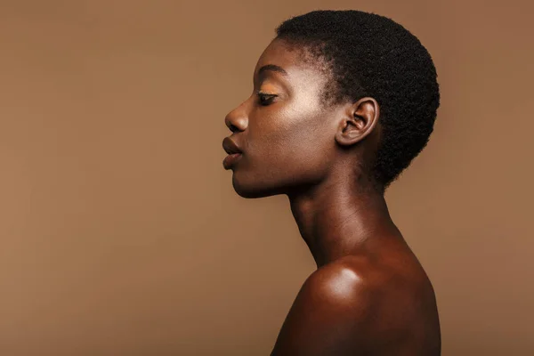 Красота Портрет Привлекательной Молодой Полуобнаженной Африканской Женщины Короткими Черными Волосами — стоковое фото