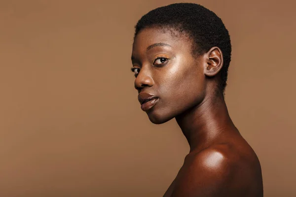 Retrato Belleza Una Atractiva Mujer Africana Semidesnuda Con Pelo Negro — Foto de Stock