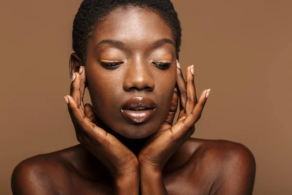 Retrato Belleza Una Atractiva Mujer Africana Semidesnuda Con Pelo Negro — Foto de Stock
