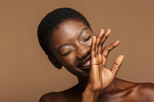 Schönheitsporträt Einer Attraktiven Jungen Halbnackten Afrikanerin Mit Kurzen Schwarzen Haaren — Stockfoto