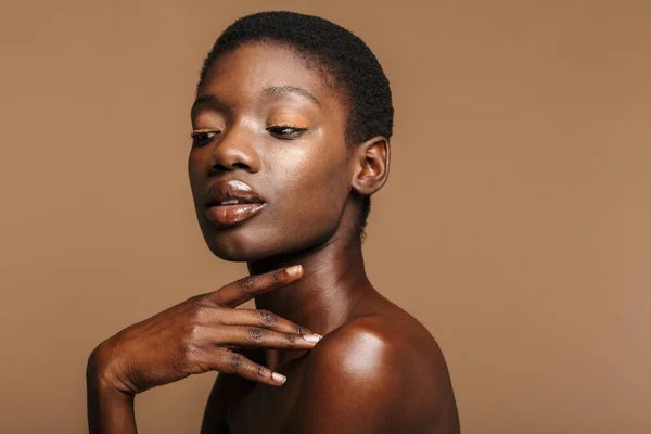 Schönheitsporträt Einer Attraktiven Jungen Halbnackten Afrikanerin Mit Kurzen Schwarzen Haaren — Stockfoto