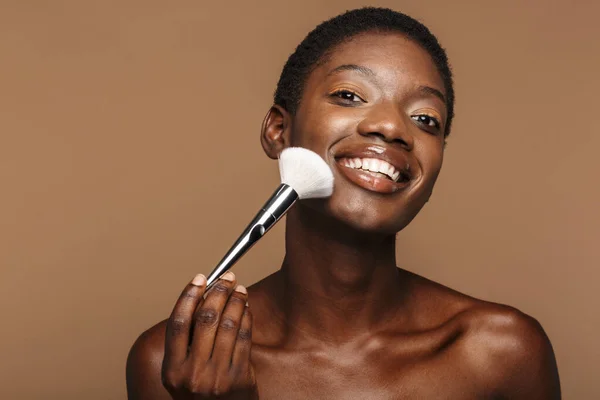 Retrato Belleza Joven Mujer Africana Semidesnuda Feliz Sosteniendo Cepillo Maquillaje — Foto de Stock