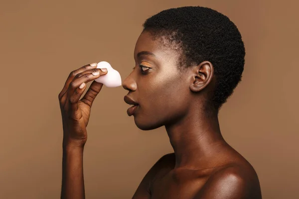 Güzel Yarı Çıplak Afrikalı Bir Kadının Güzel Portresi Kahverengi Arka — Stok fotoğraf