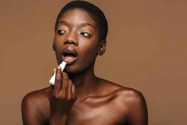 Schönheitsporträt Einer Hübschen Jungen Halbnackten Afrikanerin Die Lippenbalsam Isoliert Über — Stockfoto