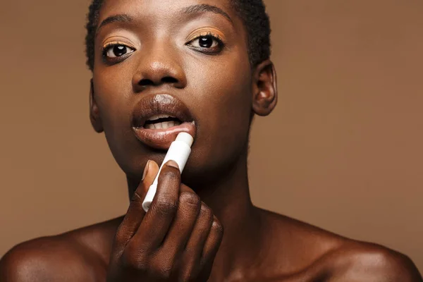Güzel Yarı Çıplak Afrikalı Bir Kadının Portresi Kahverengi Arka Planda — Stok fotoğraf