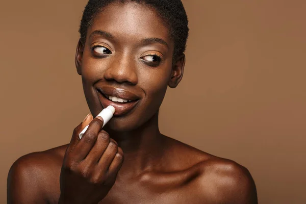 Schönheitsporträt Einer Hübschen Jungen Halbnackten Afrikanerin Die Lippenbalsam Isoliert Über — Stockfoto