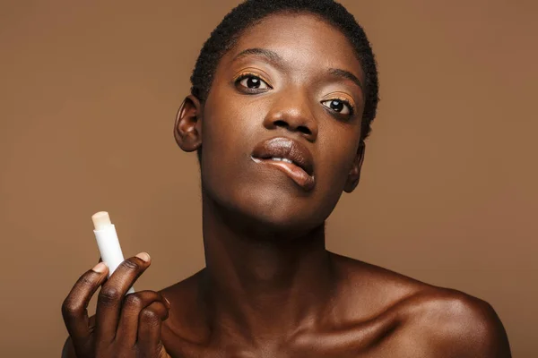 Güzel Yarı Çıplak Afrikalı Bir Kadının Portresi Kahverengi Arka Planda — Stok fotoğraf