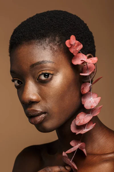 Güzel Yarı Çıplak Egzotik Çiçekleri Olan Afrikalı Bir Kadının Portresi — Stok fotoğraf