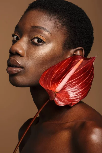 Güzel Yarı Çıplak Egzotik Çiçekleri Olan Afrikalı Bir Kadının Portresi — Stok fotoğraf