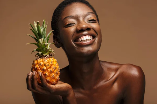 Bellezza Ritratto Bella Giovane Donna Africana Mezza Nuda Possesso Ananas — Foto Stock