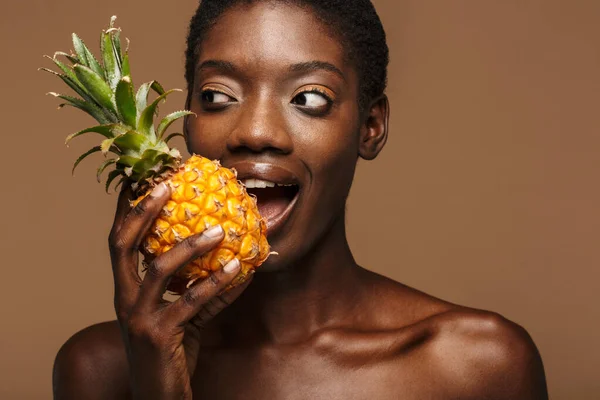 Szépség Portré Csinos Fiatal Félmeztelen Afrikai Gazdaság Ananász Elszigetelt Felett — Stock Fotó
