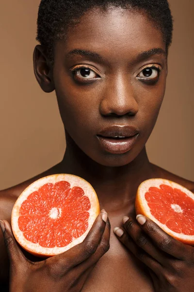 Schönheitsporträt Einer Hübschen Jungen Halbnackten Afrikanerin Die Grapefruitteile Isoliert Über — Stockfoto