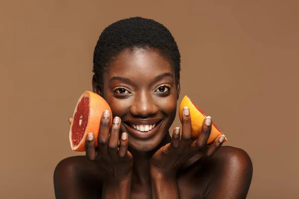 Schönheitsporträt Einer Hübschen Jungen Halbnackten Afrikanerin Die Grapefruitteile Isoliert Über — Stockfoto