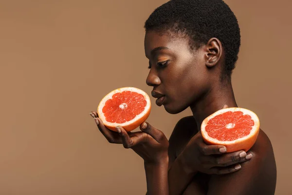 Szépség Portré Csinos Fiatal Félmeztelen Afrikai Gazdaság Grapefruit Alkatrészek Elszigetelt — Stock Fotó