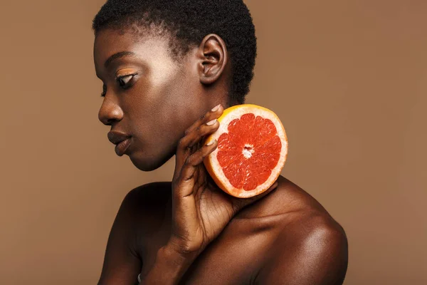 Szépség Portré Csinos Fiatal Félmeztelen Afrikai Gazdaság Grapefruit Rész Elszigetelt — Stock Fotó