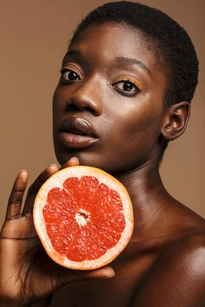 Güzel Yarı Çıplak Afrikalı Bir Kadının Portresi Elinde Greyfurt Parçası — Stok fotoğraf