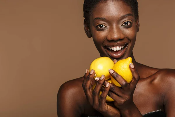 Schönheitsporträt Einer Hübschen Jungen Halbnackten Afrikanerin Mit Zitronen Auf Braunem — Stockfoto