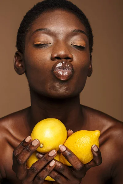 Szépség Portré Csinos Fiatal Félmeztelen Afrikai Gazdaság Citrom Elszigetelt Barna — Stock Fotó