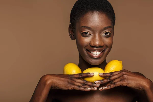 Szépség Portré Csinos Fiatal Félmeztelen Afrikai Gazdaság Citrom Elszigetelt Barna — Stock Fotó