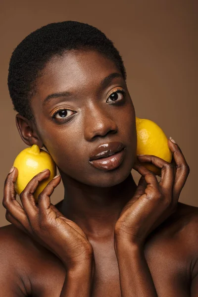 Красота Портрет Красивой Молодой Полуобнаженной Африканской Женщины Держащей Лимоны Изолированы — стоковое фото