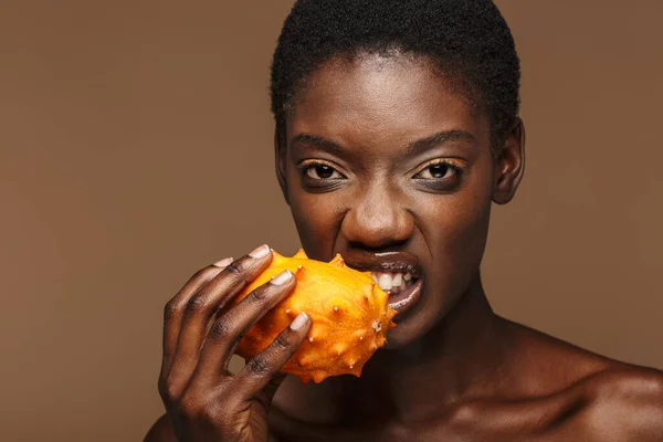 Szépség Portré Csinos Fiatal Félmeztelen Afrikai Gazdaság Kiwano Szarvas Dinnye — Stock Fotó