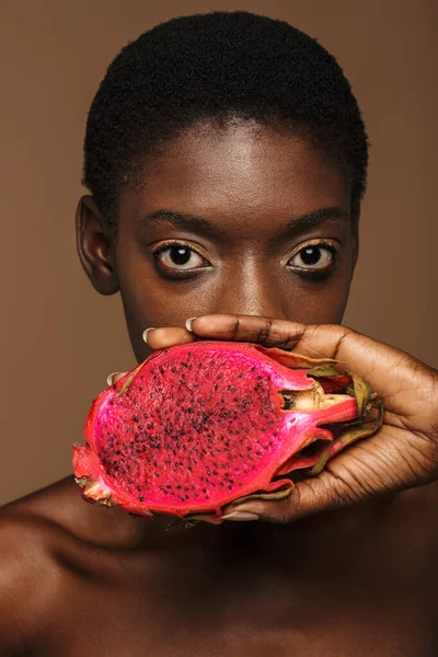 배경에서 피타야 열매를 아프리카 출신의 여성의 아름다운 — 스톡 사진