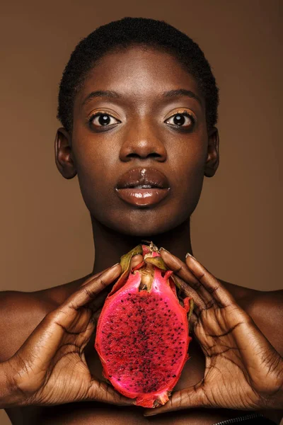 배경에서 피타야 열매를 아프리카 출신의 여성의 아름다운 — 스톡 사진