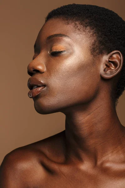 베이지 배경에 머리를 반나체의 매력적 아프리카 여성의 아름다운 초상화 — 스톡 사진