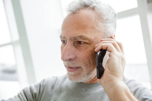Kafede Otururken Cep Telefonuyla Konuşan Ciddi Olgun Bir Adamın Yakın — Stok fotoğraf
