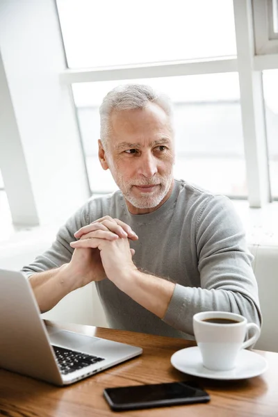 Foto Serio Uomo Affari Anziano Maturo Concentrato Sedersi Caffè Utilizzando — Foto Stock