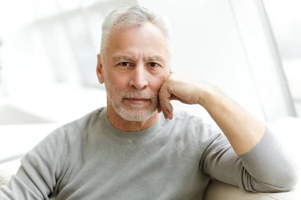 Foto Stilig Mogen Man Poserar Och Tittar Kameran Medan Han — Stockfoto