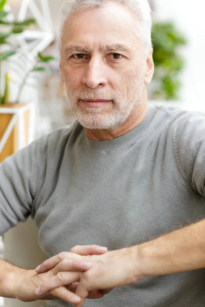 Kafede Oturan Yaşlı Gri Saçlı Sakallı Bir Adamının Resmi — Stok fotoğraf