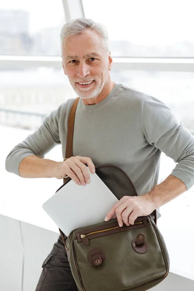 Imagen Hombre Negocios Con Barba Pelo Gris Senior Satisfecho Interior —  Fotos de Stock