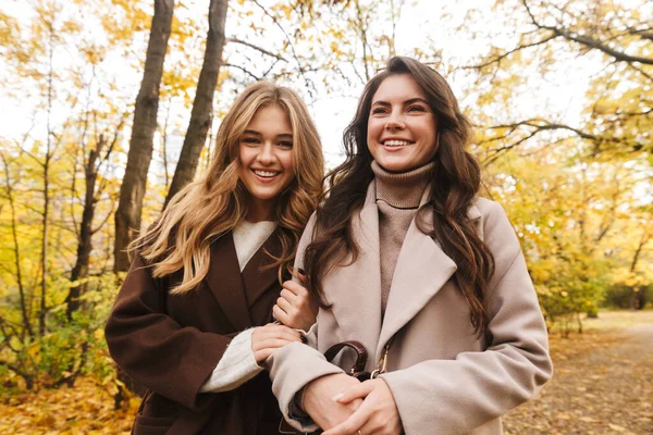 Duas Jovens Meninas Bonitas Alegres Vestindo Casacos Andando Juntas Parque — Fotografia de Stock