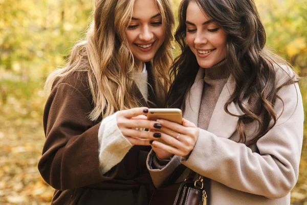 Imagen Recortada Dos Jóvenes Alegres Chicas Guapas Con Abrigos Caminando —  Fotos de Stock