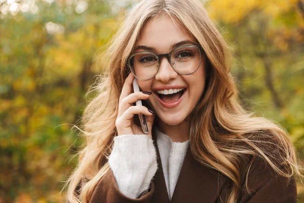 Belle Jeune Femme Joyeuse Portant Manteau Marchant Dans Parc Automne — Photo