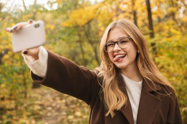 Gyönyörű Fiatal Vidám Kabátban Sétál Őszi Parkban Szelfit Készít — Stock Fotó