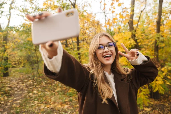 Hermosa Joven Alegre Mujer Con Abrigo Caminando Parque Otoño Tomando —  Fotos de Stock