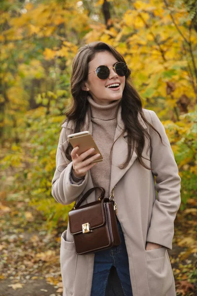 Hermosa Joven Alegre Mujer Con Abrigo Caminando Parque Otoño Utilizando —  Fotos de Stock