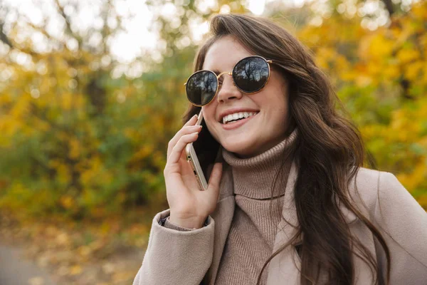 Hermosa Joven Alegre Mujer Con Abrigo Caminando Parque Otoño Hablando —  Fotos de Stock