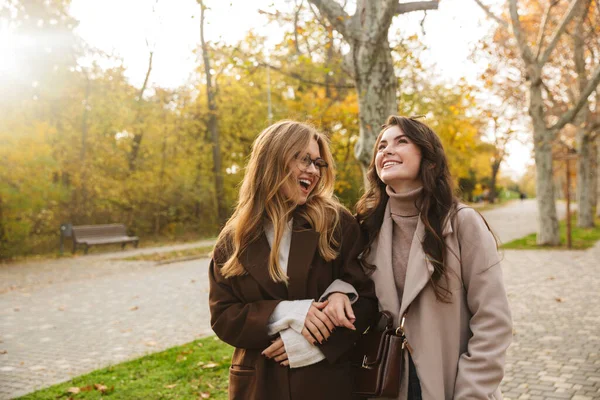 Duas Jovens Meninas Bonitas Alegres Vestindo Casacos Andando Juntas Parque — Fotografia de Stock