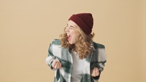 Mujer Bonita Alegre Sombrero Punto Camisa Regocijándose Con Los Ojos — Vídeos de Stock