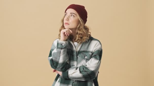 Pensive Mooie Vrouw Gebreide Hoed Shirt Steeds Gelukkig Hebben Idee — Stockvideo