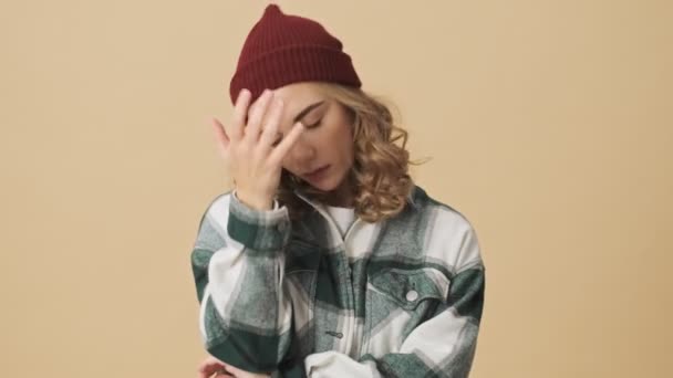 Mujer Bonita Disgustada Sombrero Punto Camisa Tocando Frente Agitando Cabeza — Vídeo de stock