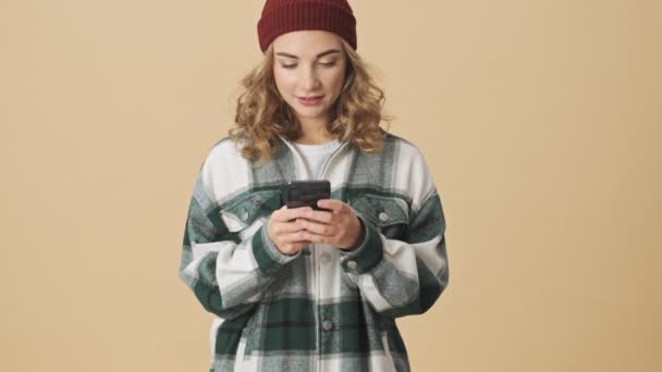 Mujer Bonita Feliz Sombrero Punto Camisa Usando Teléfono Inteligente Regocijo — Vídeo de stock