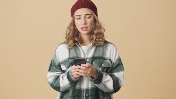 Mujer Bonita Seria Sombrero Punto Camisa Tratando Concentrarse Mientras Utiliza — Vídeos de Stock