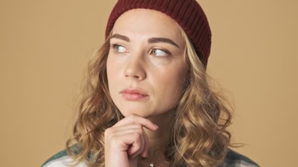 Vue Rapprochée Chère Jolie Femme Bonnet Tricoté Chemise Touchant Son — Video